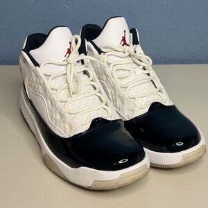 Nike Jordan Max AURA 2 Black and White Men's Sneakers size 10.5
